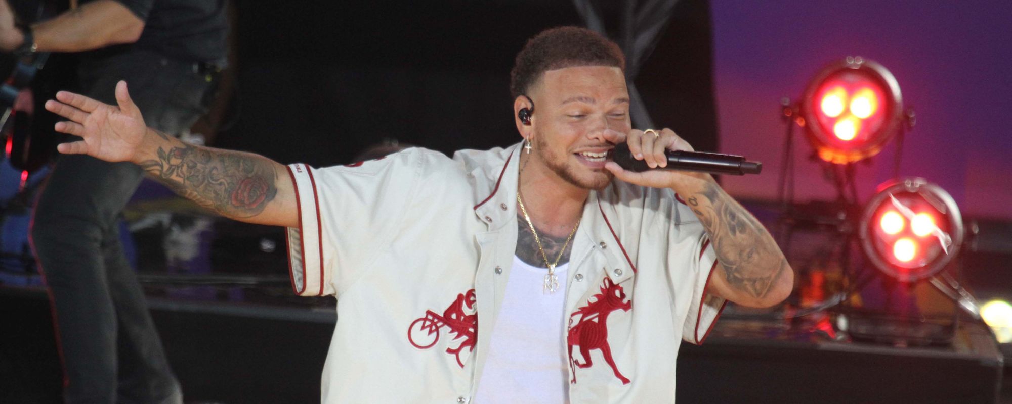 Kane Brown Issues Apology After a Fire Disrupts His Sold-Out Fenway Park Show, Fans Exit to “We Didn’t Start the Fire”