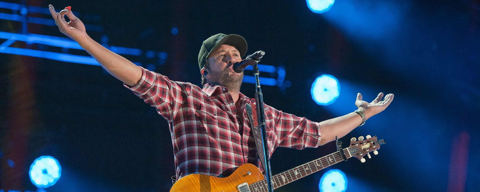 Watch 'American Idol' Star Luke Bryan Lead 'USA' Chants at Cincinnati Show, Concluding a “Crazy Day” - American Songwriter