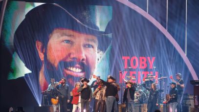 Passenger Nails Toby Keith Cover On Delayed Flight to Nashville