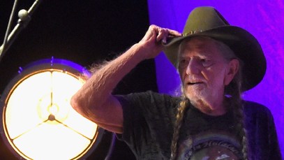 Willie Nelson Returns to the Stage With a Warm Welcome From Fans
