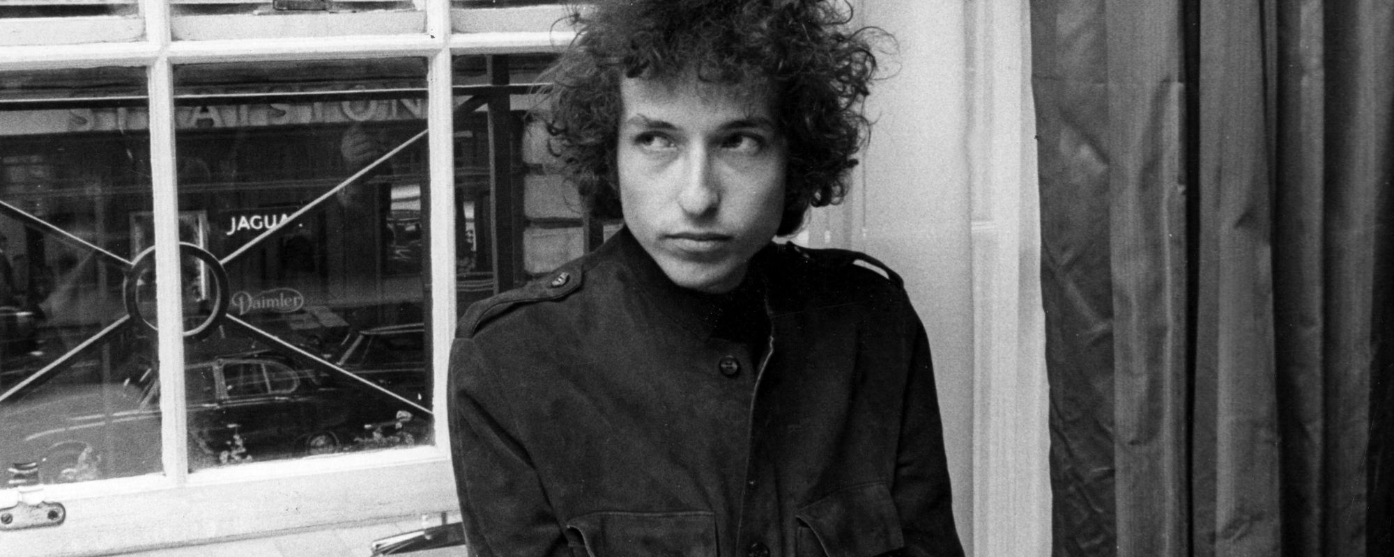 Young Bob Dylan looking to the right