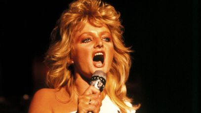 Bonnie Tyler performing