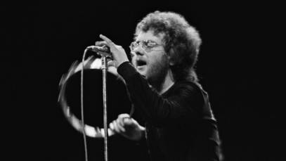 Joe Egan from Stealers Wheel performs live on stage at the Rainbow Theatre in London on 10th February 1973.