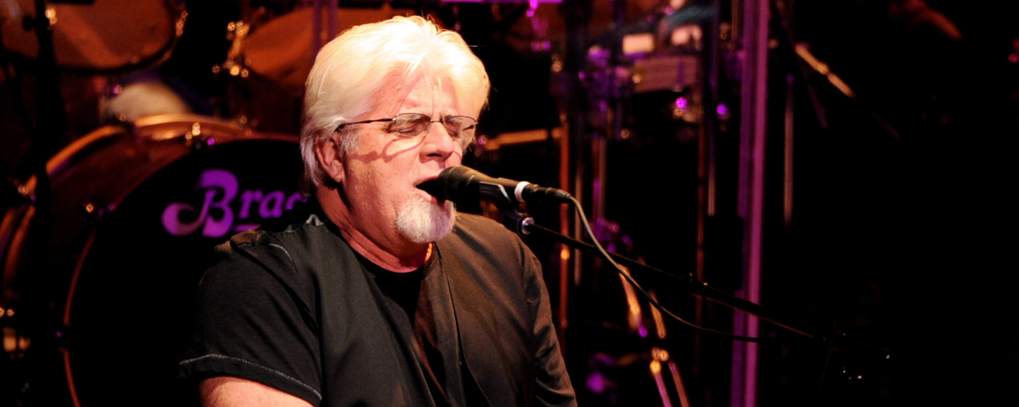 كيف ارتبط مايكل ماكدونالد مع نجم كتابة الأغاني في الثمانينيات ليحقق نجاحًا كبيرًا