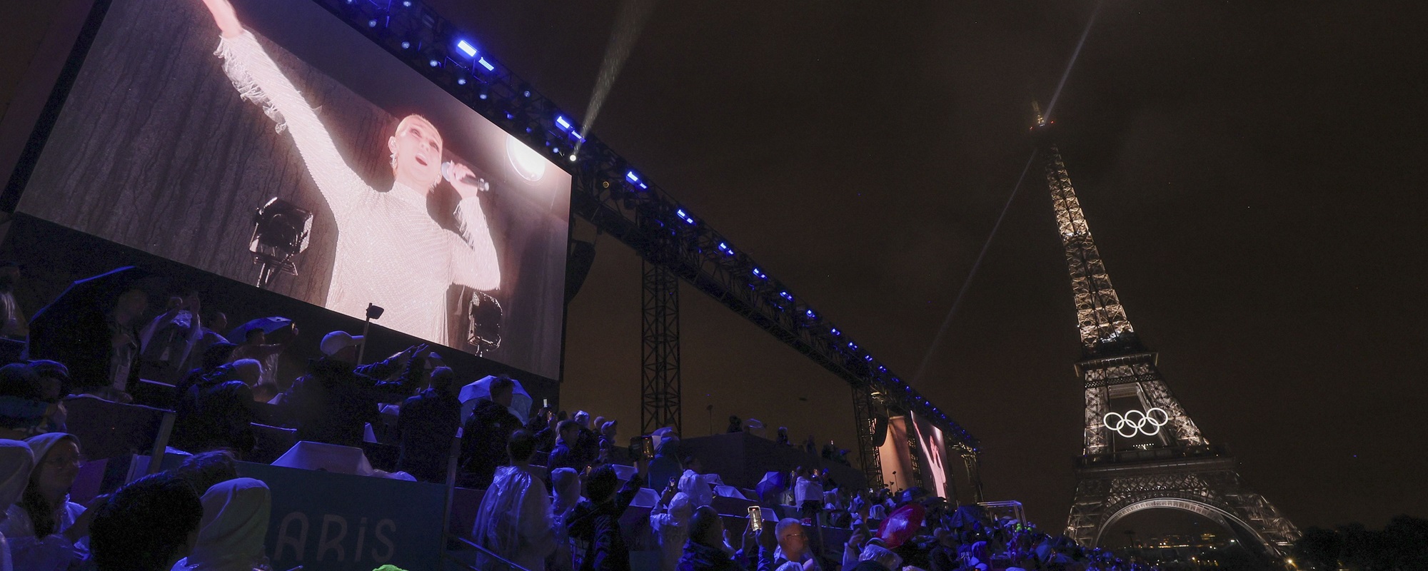 La actuación de Celine Dion en lo alto de la Torre Eiffel en los Juegos Olímpicos hace llorar a Kelly Clarkson y enloquece a los fanáticos