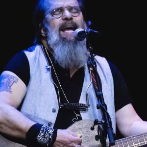 Steve Earle performing