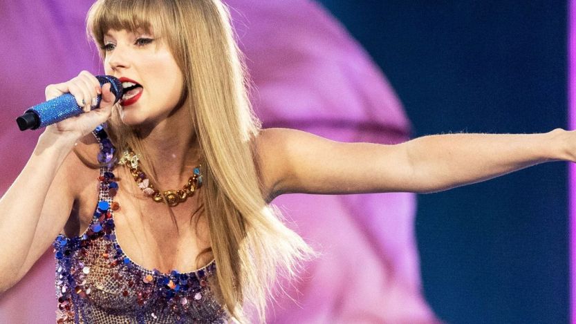 Taylor Swift performing