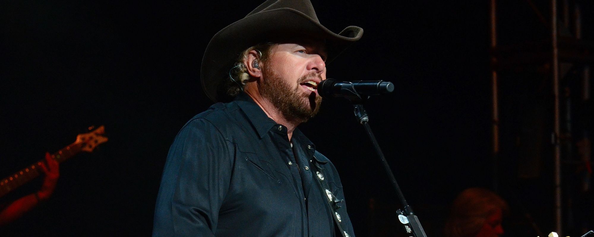 Toby Keith performing