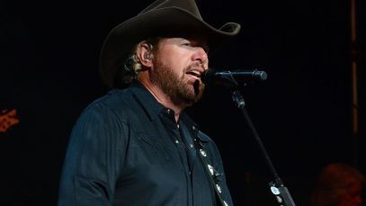 Toby Keith performing