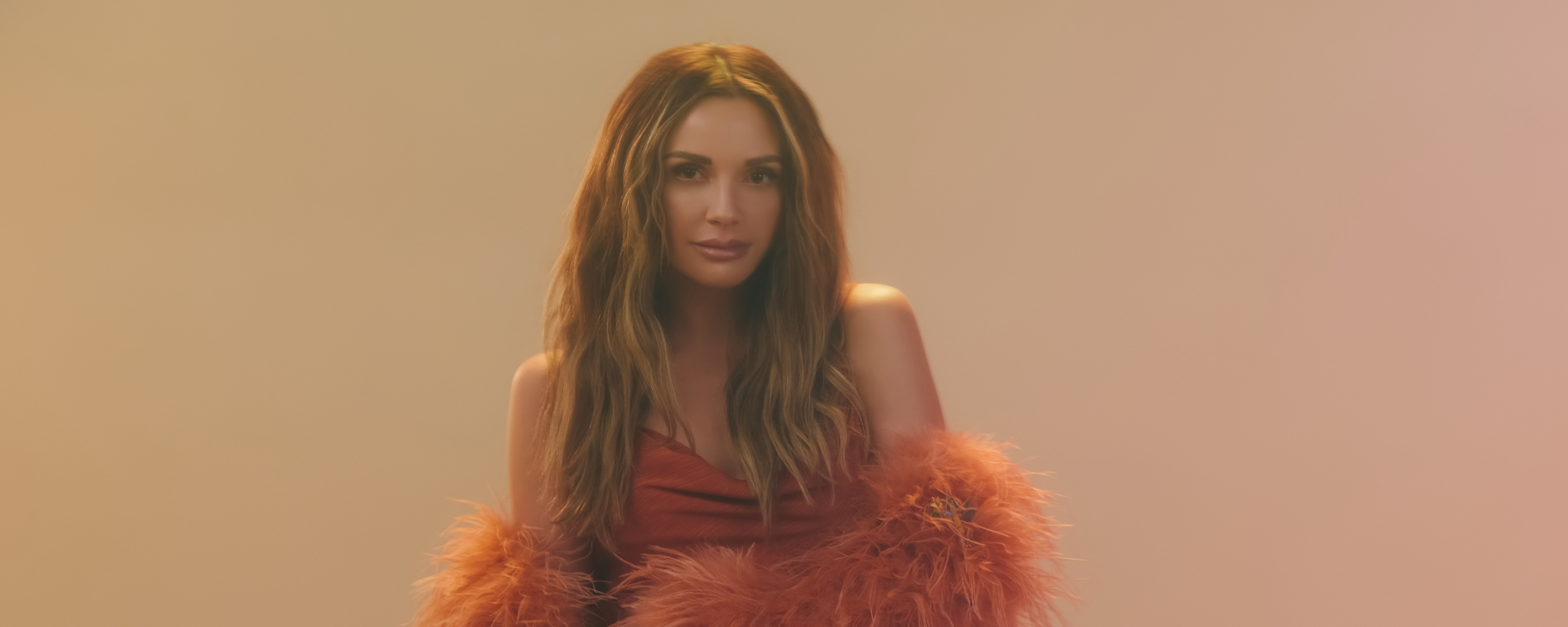 Carly Pearce Marks Renewal, Humor and Healing on ‘hummingbird’—“I Will Say That I’m Very Optimistic About Love”