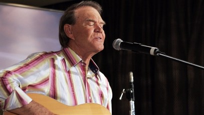 Watch Glen Campbell Astonish a 1999 Gathering of Fellow Country Greats with This Performance of “Gentle on My Mind”