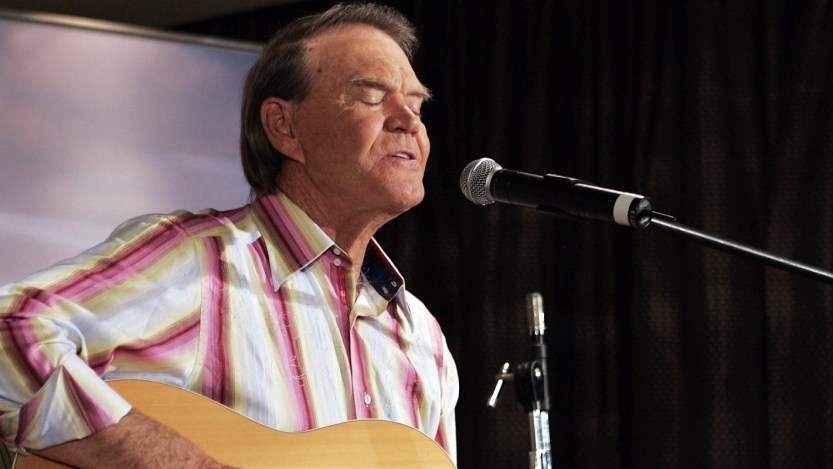 Watch Glen Campbell Astonish a 1999 Gathering of Fellow Country Greats with This Performance of “Gentle on My Mind”