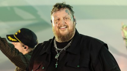 Jelly Roll Surprises Tennessee Titans Locker Room With Special Duet of "Save Me" Featuring DT T'Vondre Sweat