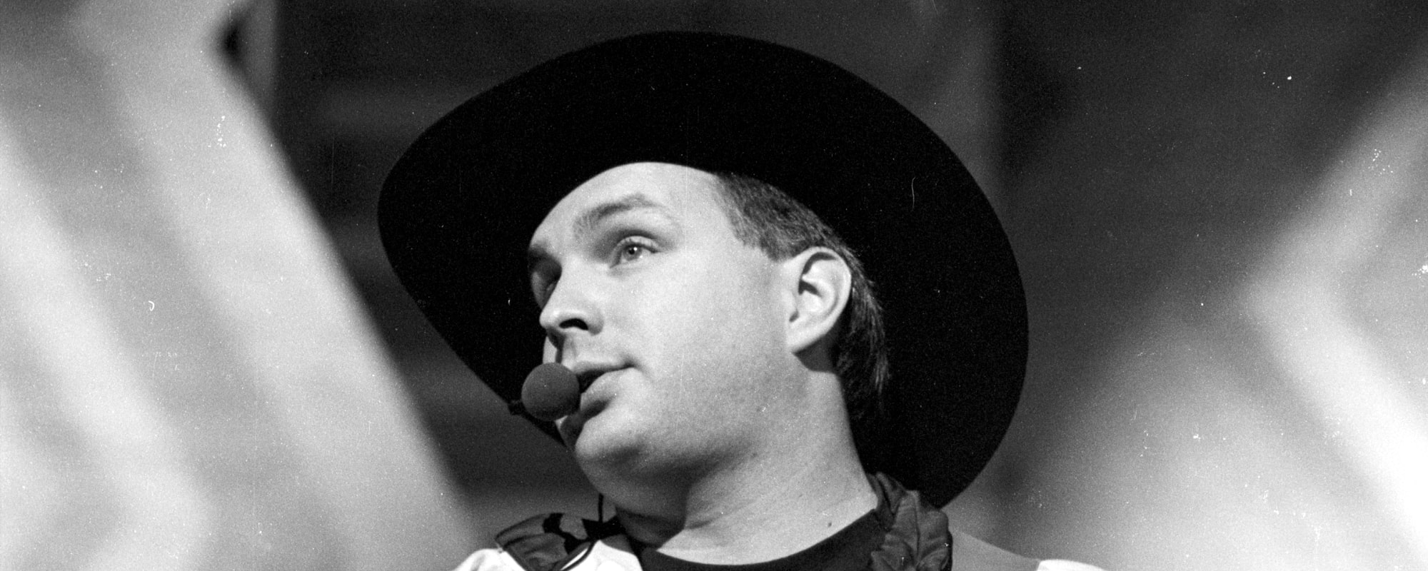 A Clash Between Styles: The Feud Between Waylon Jennings and Garth Brooks