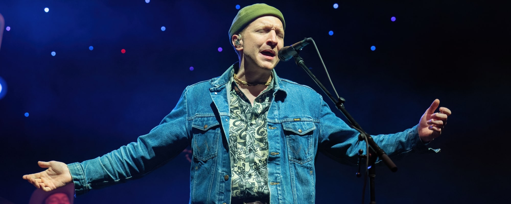 Watch Tyler Childers Deal with Audience Members Demanding He Play “Feathered Indians”