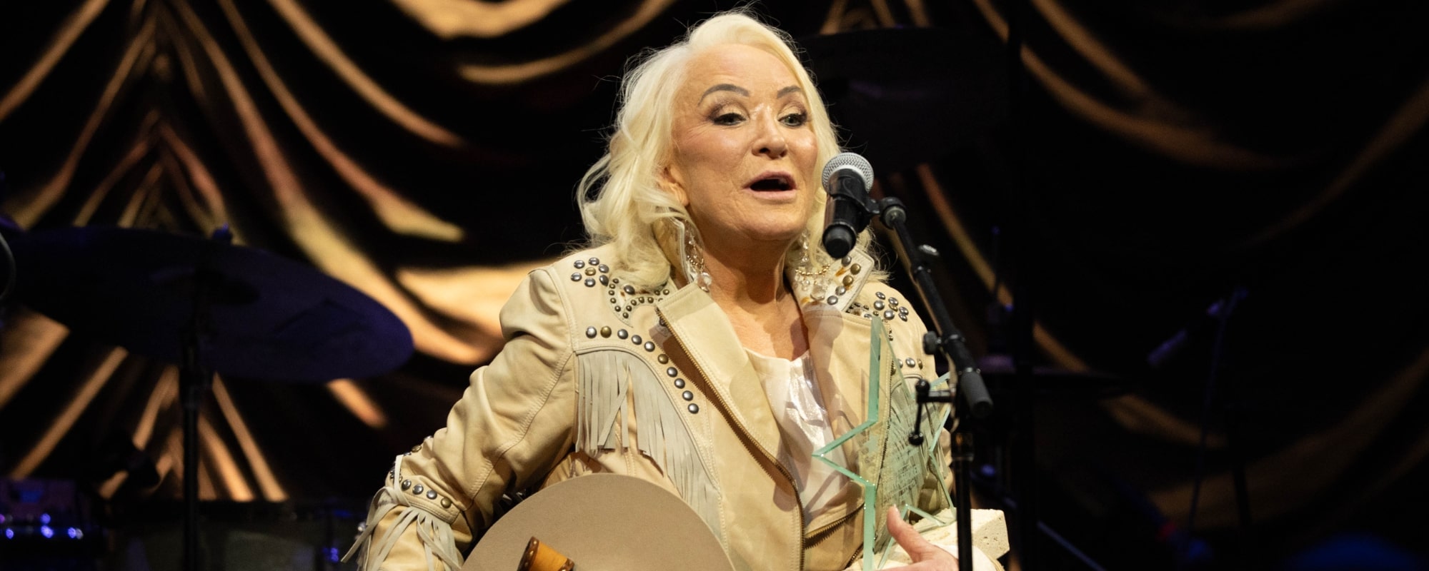 Tanya Tucker Recieves the Susan G. Komen Promise Award