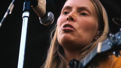 Joni Mitchell performing
