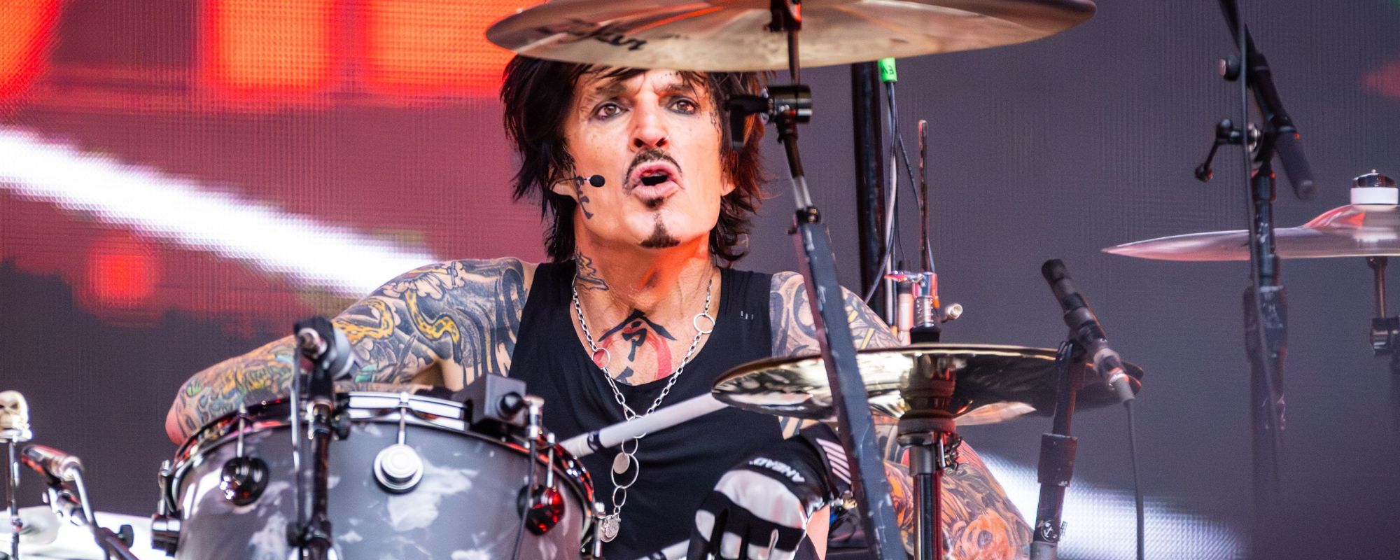 Tommy Lee performing