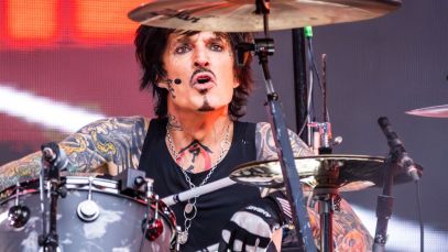 Tommy Lee performing