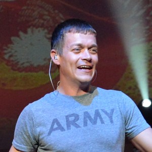 3 Doors Down Singer Brad Arnold Pauses Show to Declare: "Jesus Christ Loves You"