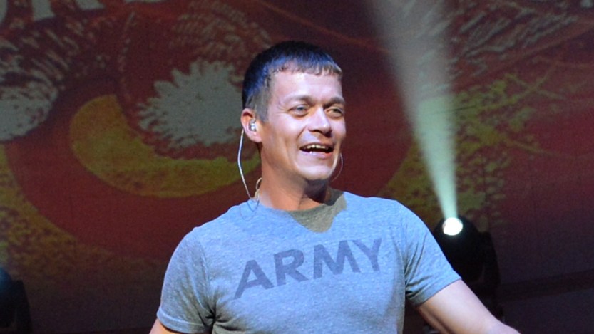 3 Doors Down Singer Brad Arnold Pauses Show to Declare: "Jesus Christ Loves You"