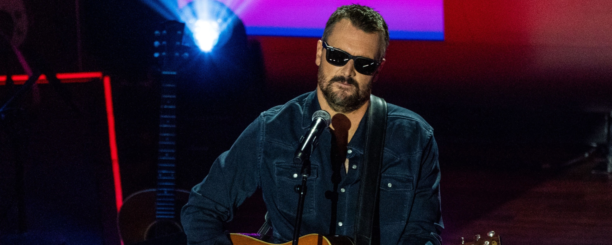 Mire a Eric Church honrar a Alan Jackson interpretando “Chasin’ That Neon Rainbow” en los ACM Honors