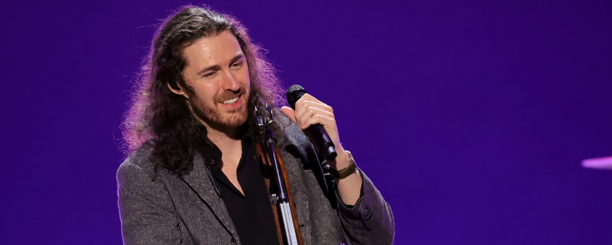 Hozier desafía los elementos para mostrar “talento único” con una actuación icónica en el Festival de Peregrinación