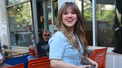 Kelly Clarkson Shows Support for Beyonce After Snubbed at CMA Awards