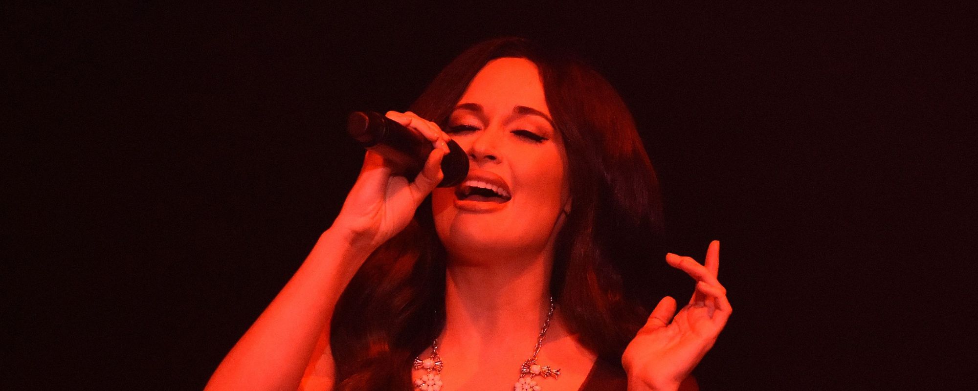 Kacey Musgraves Caves to “Internet Bullying,” Performs Fan-Favorite Song for First Time in a Decade