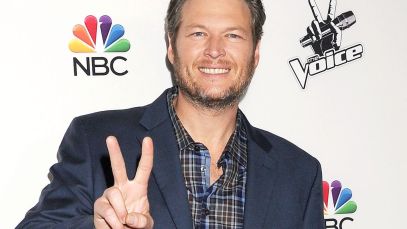 Blake Shelton smiling, holding up peace sign