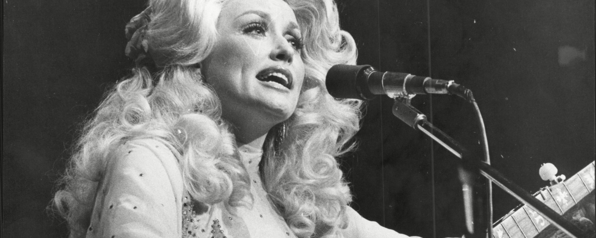 ‘Una mujer influyó en todo’: el desgarrador enamoramiento de este ícono del país por Dolly Parton