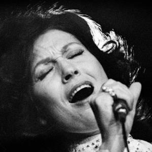 Loretta Lynn signed to Decca Records on this day in 1961