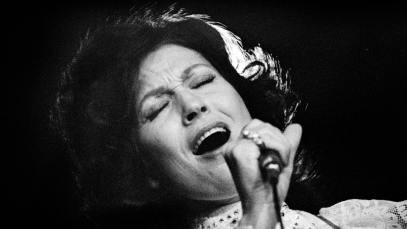 Loretta Lynn signed to Decca Records on this day in 1961