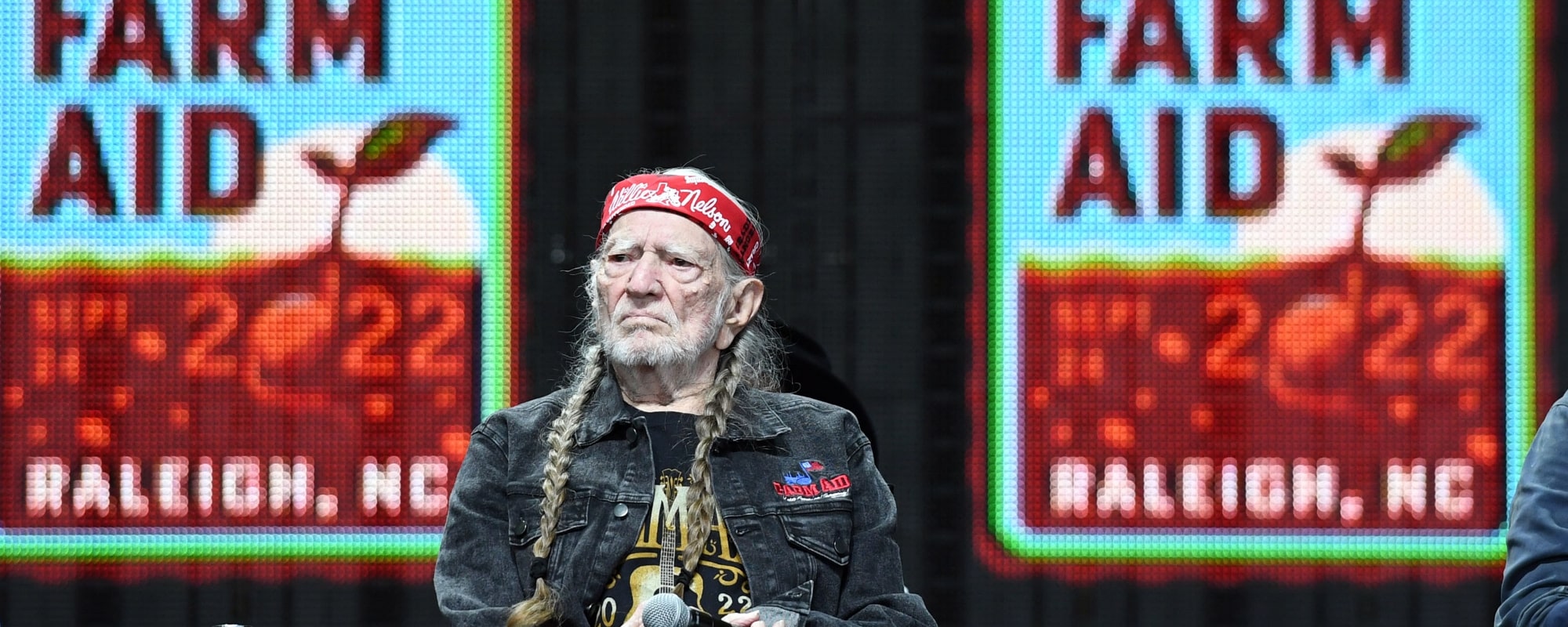 “An Absolute Wizard”: Watch Willie Nelson’s Iconic “Always on My Mind” Performance at Farm Aid 2022