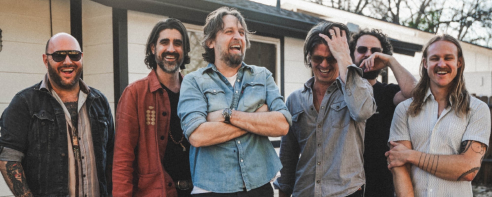 Hayes Carll and The Band of Heathens Annouce Their Debut Collaborative Album ‘Hayes & The Heathens’