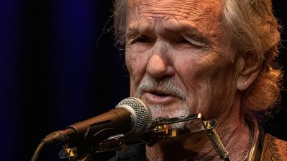 Kris Kristofferson performing