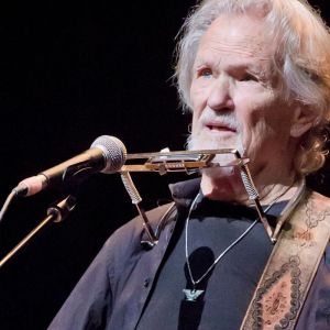 Kris Kristofferson's Tearful Final Performance Was a Touching Testament to  How He Lived - American Songwriter