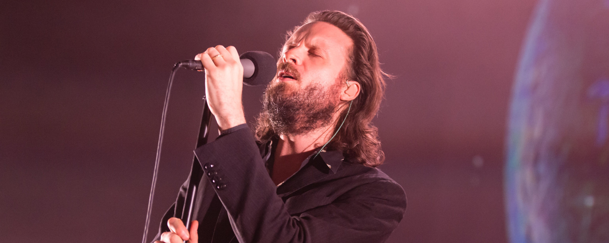 El padre estrella del pop, John Misty, tenía en mente “Real Love Baby”