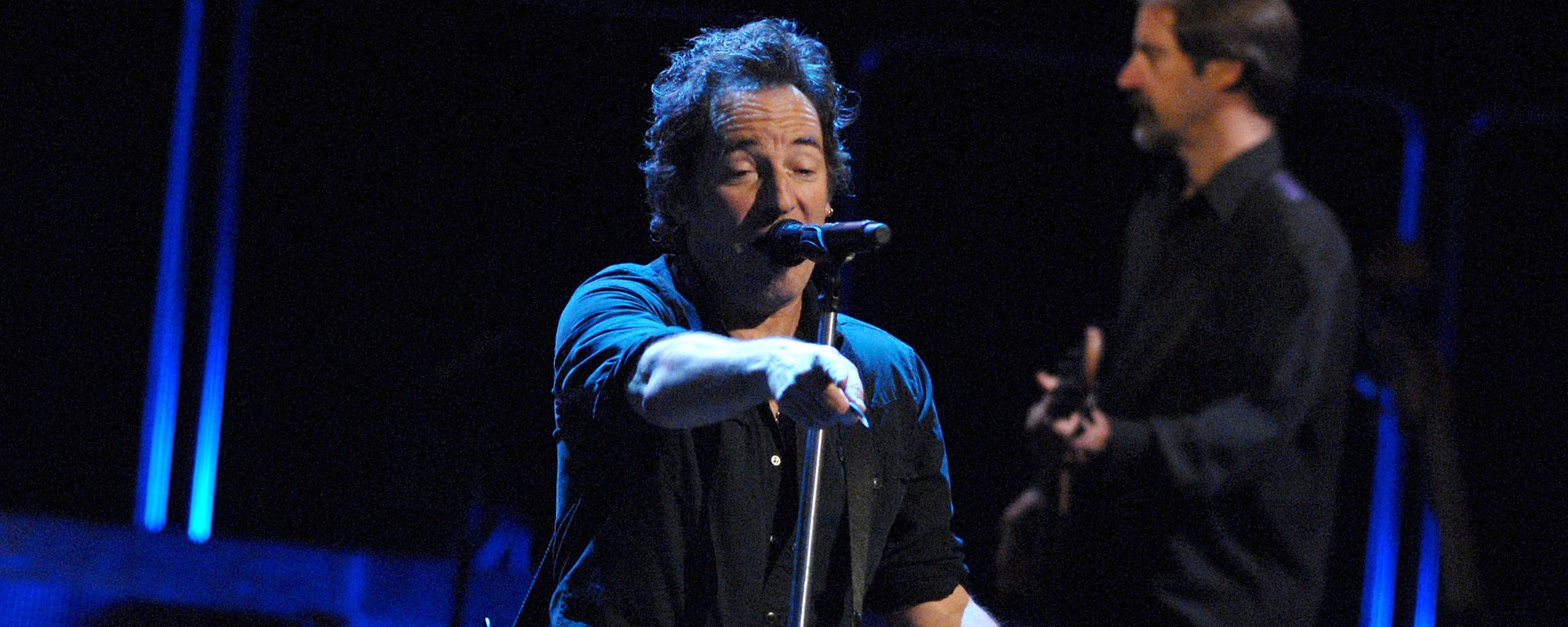 تدور أغنية Bruce Springsteen المؤثرة هذه من عام 2009 حول الوقوع في الحب عندما تكون فوق التل