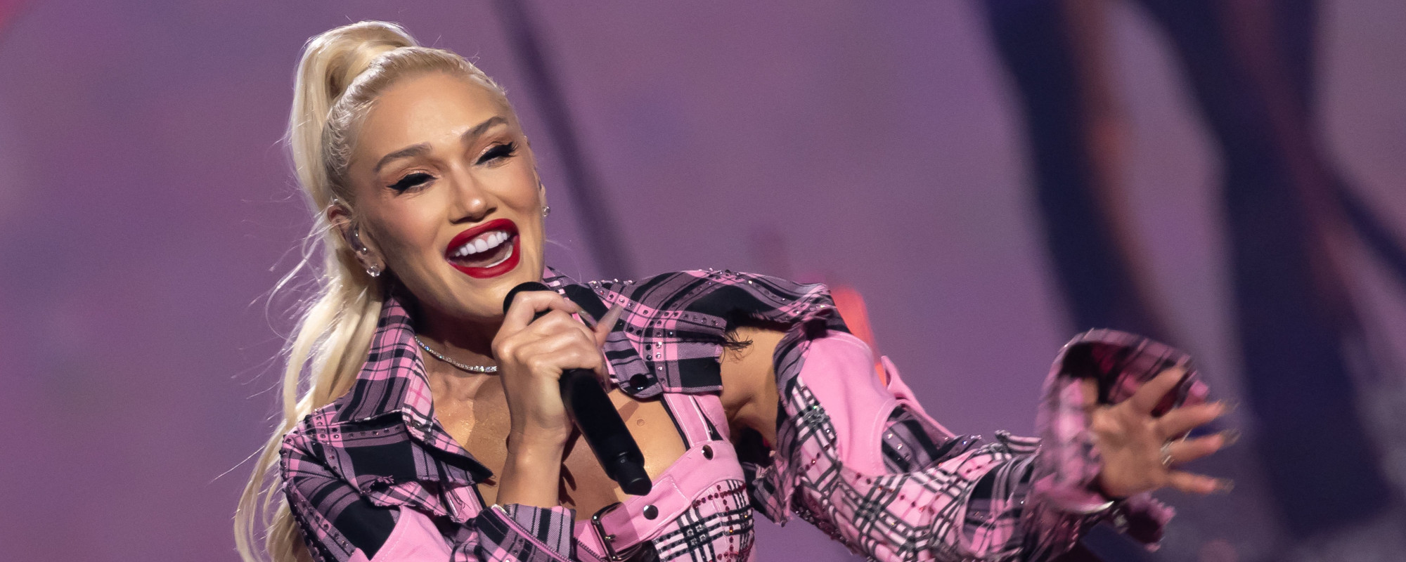 Gwen Stefani revisa su amarga ruptura en “Somebody Else’s”.