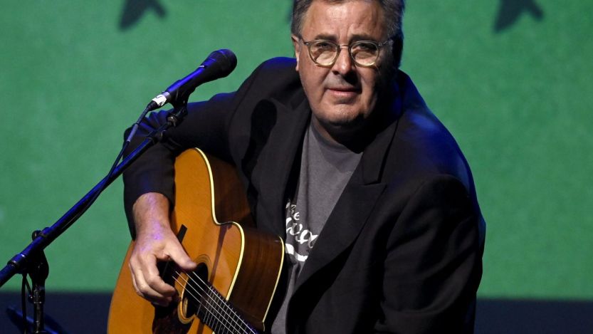 Vince Gill performing