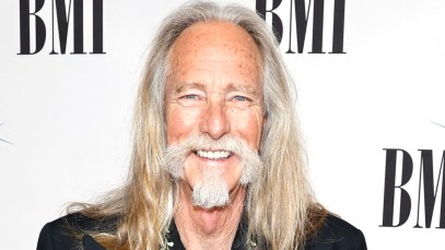 John Daly Joins Larry Fleet on Stage To Celebrate Career of Dean Dillon With Performance of "Don't Cry Darlin"