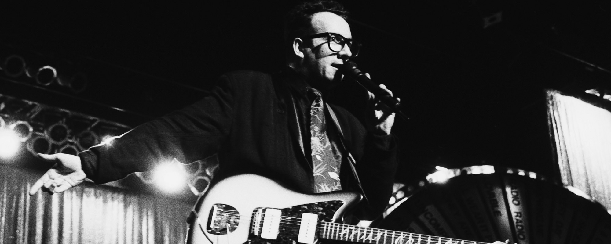 Escuche la versión en vivo inédita de Elvis Costello de un éxito country de 1987 de Waylon Jennings.