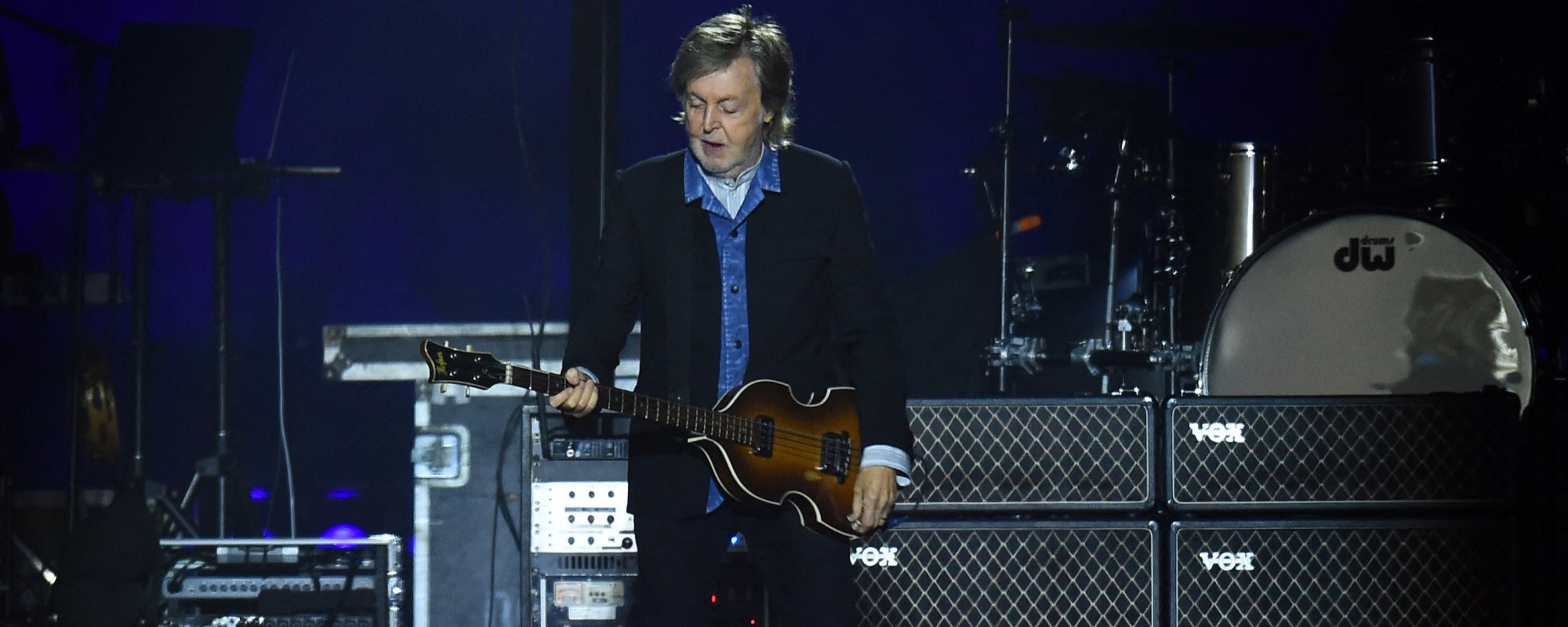 Mira a Paul McCartney interpretar con emoción la nueva canción de los Beatles “Now and Then” en Buenos Aires, Argentina.