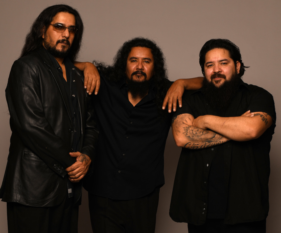 يتحدث فريق Los Lonely Boys عن ألبومهم الأول منذ 11 عامًا، “Resurrection” – “عندما ينكسر كل شيء، يتعلق الأمر بالإيمان ببعضهم البعض وببعضهم البعض”