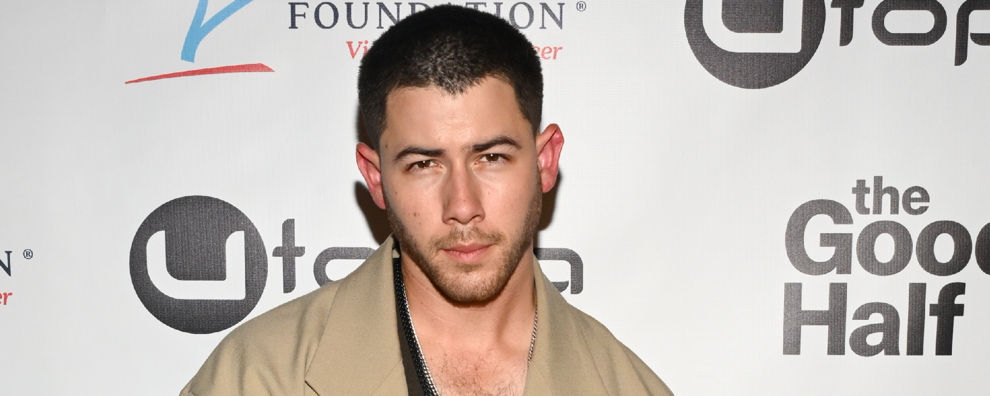 Nick Jonas sale furioso del escenario después de que le apuntaran con un láser