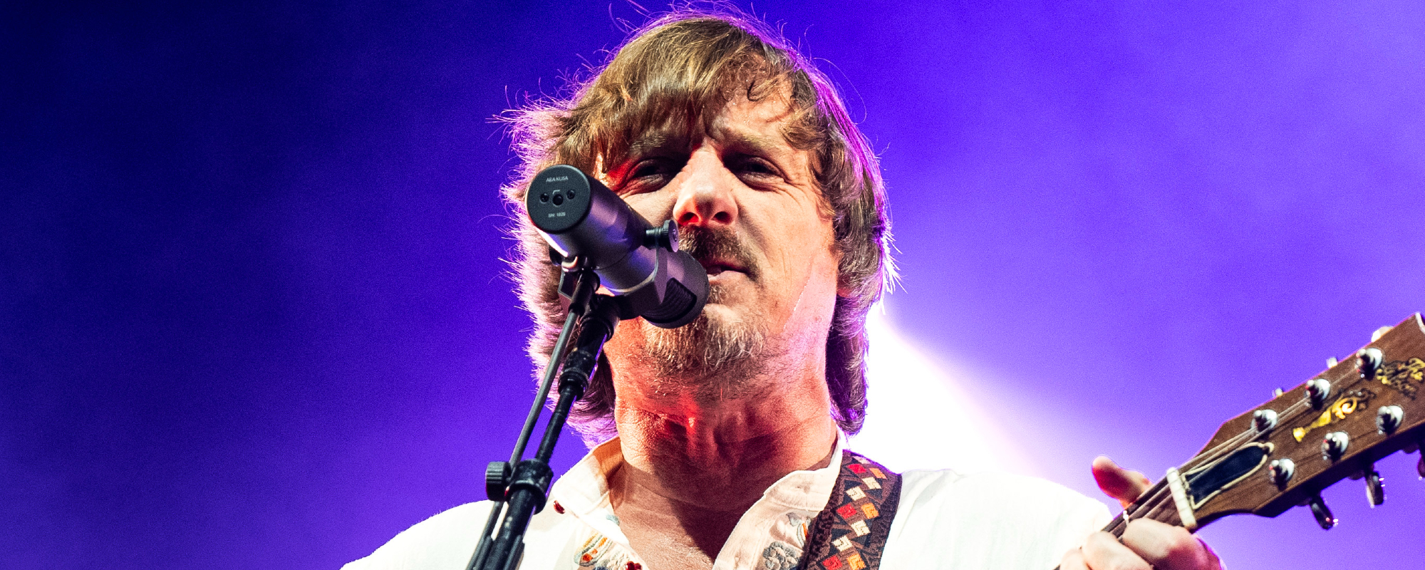 Sturgill Simpson Pauses Nashville Concert: “You Don’t Wanna See Me Go All Axl Rose and Jump off This Stage”