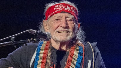 Willie Nelson Invites Fans To Sing "Mammas Don't Let Your Babies Grow Up To Be Cowboys" With Him