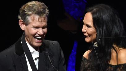 Randy Travis sings 'Amazing Grace' with wife Mary Travis (R) during the 2016 Medallion Ceremony at Country Music Hall of Fame and Museum on October 16, 2016 in Nashville, Tennessee.