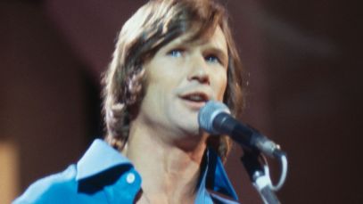 Kris Kristofferson performing